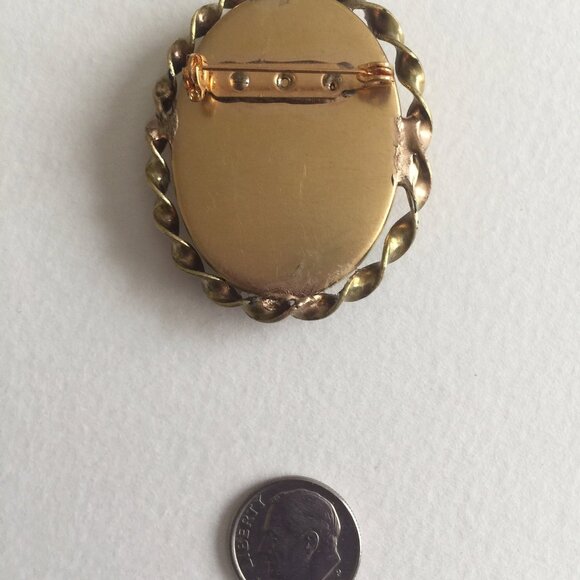 Art Deco Egyptian Revival Carved Enameled Glass and Gold Leafed Oval Brooch - Picture 4 of 4